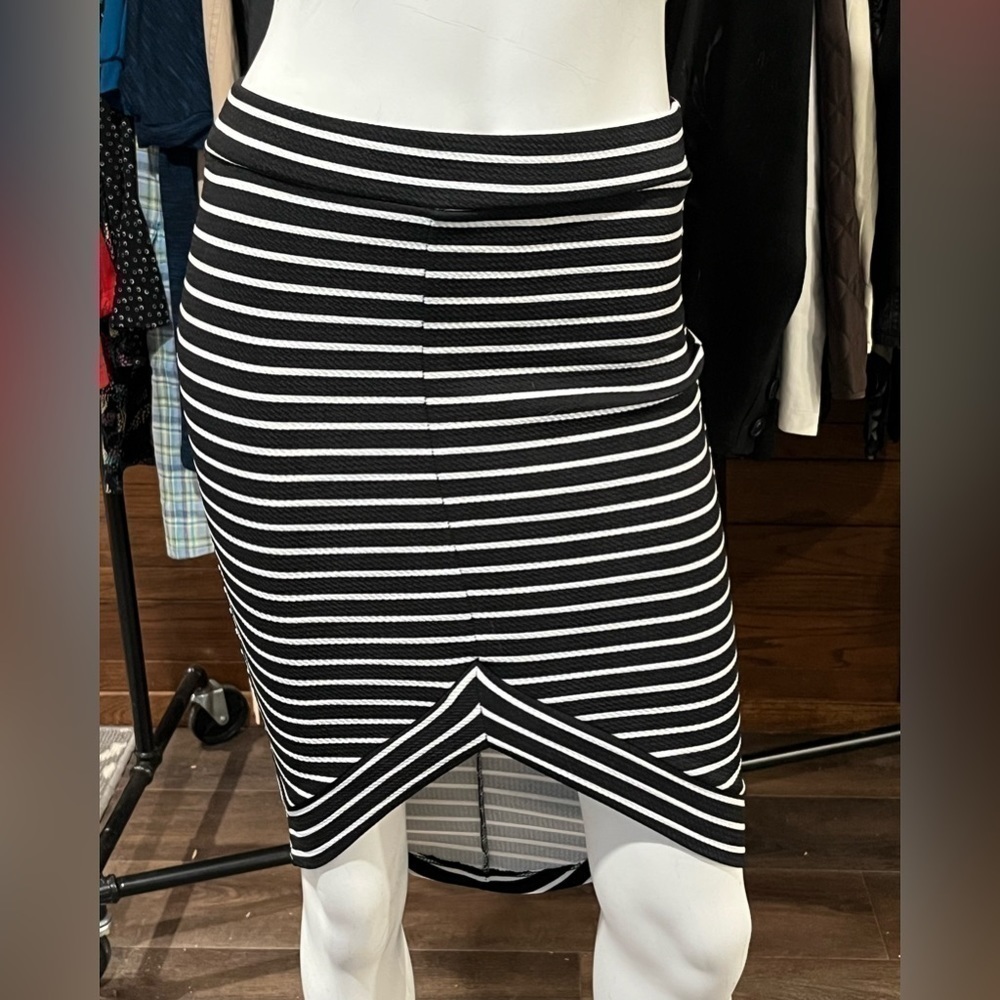 UK2LA. Medium Black and White. Striped. Stretch. Mini. High Lo. Skirt..